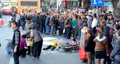 东站现场路人吃瓜,路人围观吃瓜，揭秘日常百态