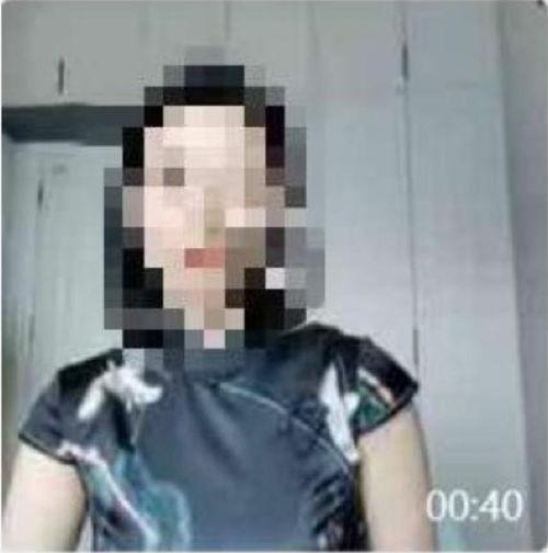 银行女员工吃瓜